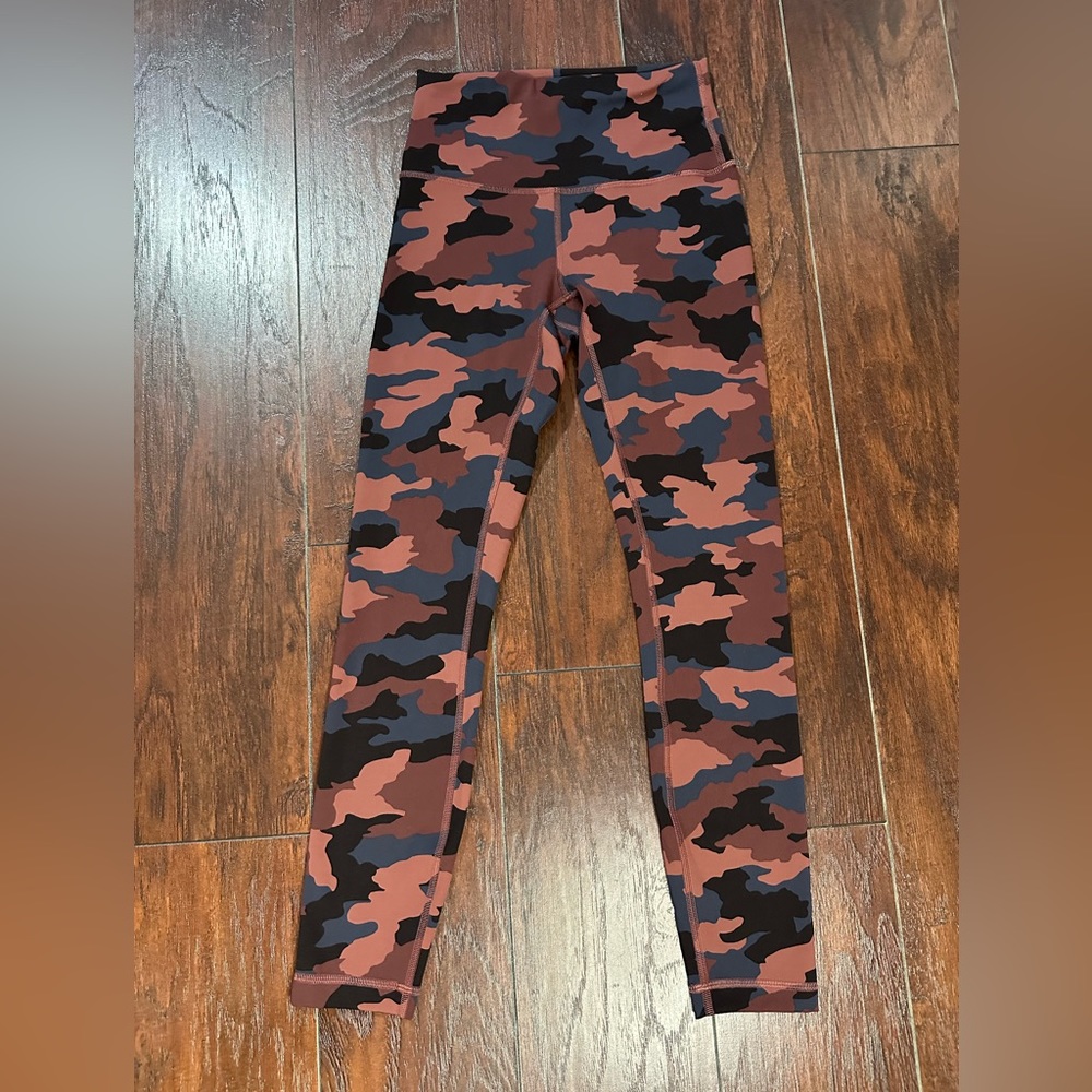 Lululemon Wunder Train Size 4 HighRise 25” Heritage 365 Camo Smoky Red Night
